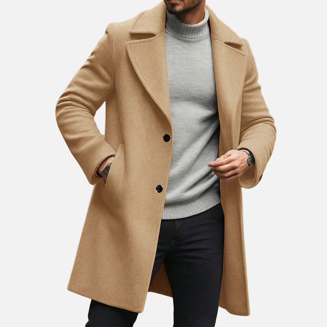 Sobretudo Masculino Drauffen DF038 com modelagem estruturada, bolsos práticos e fechamento por botões, unindo elegância e funcionalidade.