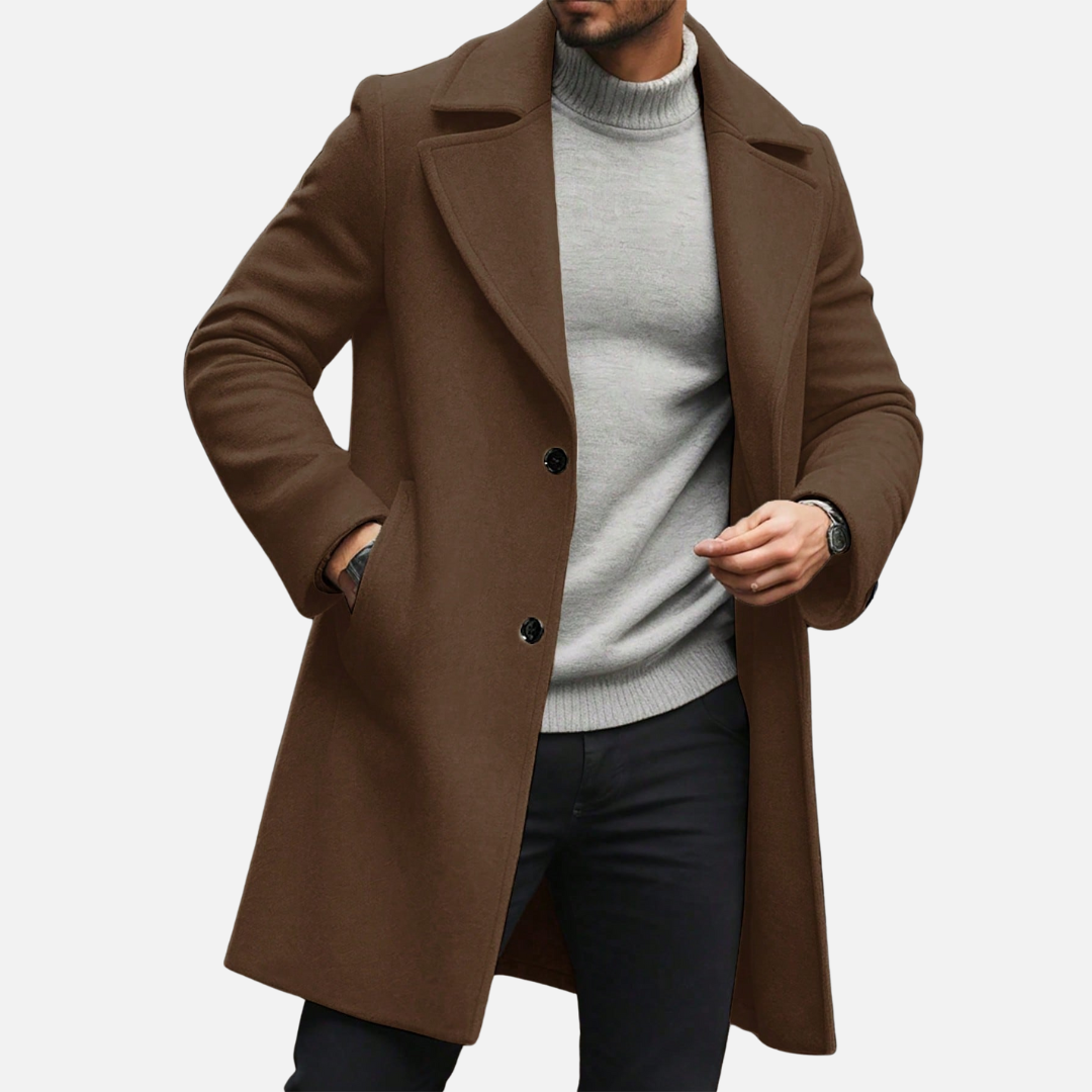 Sobretudo Masculino Drauffen DF038 com modelagem estruturada, bolsos práticos e fechamento por botões, unindo elegância e funcionalidade.