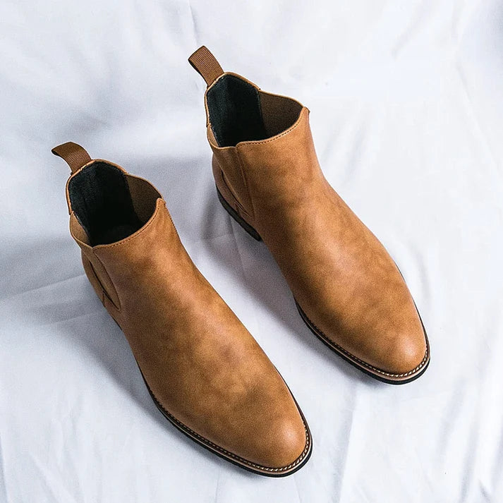 Bota Chelsea Masculina Drauffen DF283 com design clássico e moderno, elásticos laterais, conforto e versatilidade para um visual elegante e atemporal.