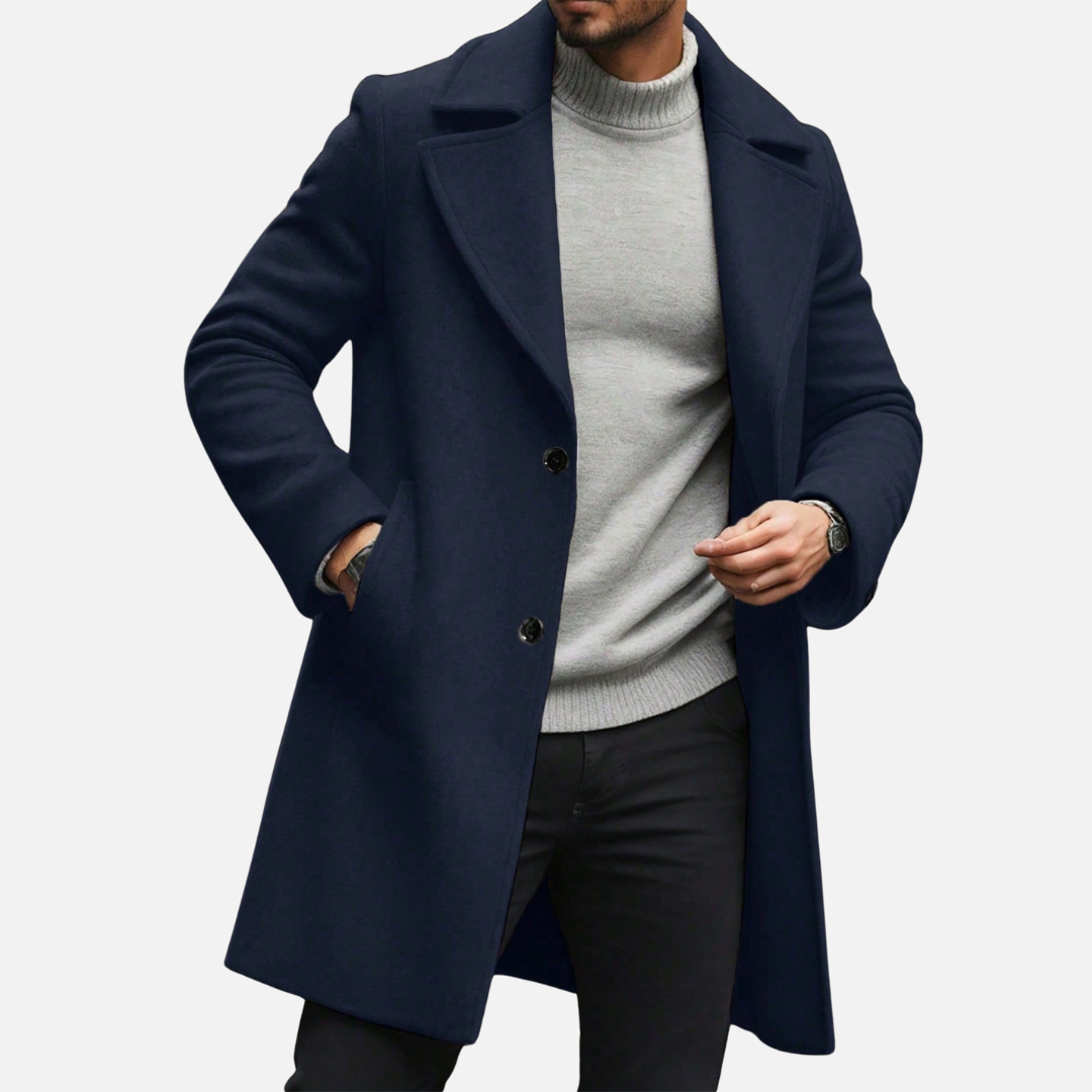 Sobretudo Masculino Drauffen DF038 com modelagem estruturada, bolsos práticos e fechamento por botões, unindo elegância e funcionalidade.