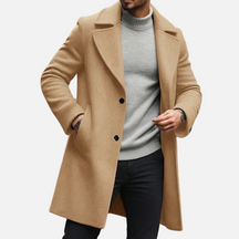 Sobretudo Masculino Drauffen DF038 com modelagem estruturada, bolsos práticos e fechamento por botões, unindo elegância e funcionalidade.