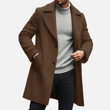 Sobretudo Masculino Drauffen DF038 com modelagem estruturada, bolsos práticos e fechamento por botões, unindo elegância e funcionalidade.