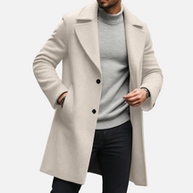 Sobretudo Masculino Drauffen DF038 com modelagem estruturada, bolsos práticos e fechamento por botões, unindo elegância e funcionalidade.