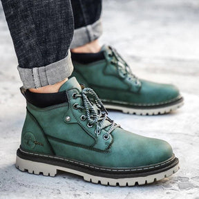 Bota Masculina Casual Drauffen DF282 com visual urbano moderno, acabamento impecável e conforto ideal para looks sofisticados e versáteis.