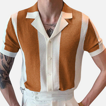 Camisa Polo Masculina de Crochê Drauffen DF120, confeccionada em tecido macio, com gola polo, modelagem ajustada e listras em blocos de cores para um visual sofisticado.