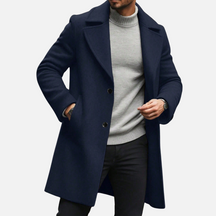 Sobretudo Masculino Drauffen DF038 com modelagem estruturada, bolsos práticos e fechamento por botões, unindo elegância e funcionalidade.