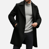 Sobretudo Masculino Drauffen DF038 com modelagem estruturada, bolsos práticos e fechamento por botões, unindo elegância e funcionalidade.
