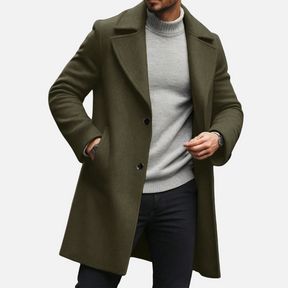 Sobretudo Masculino Drauffen DF038 com modelagem estruturada, bolsos práticos e fechamento por botões, unindo elegância e funcionalidade.
